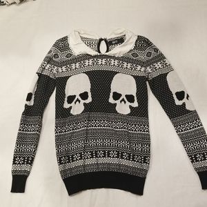 Iron fist Skull/ Christmas shirt size S